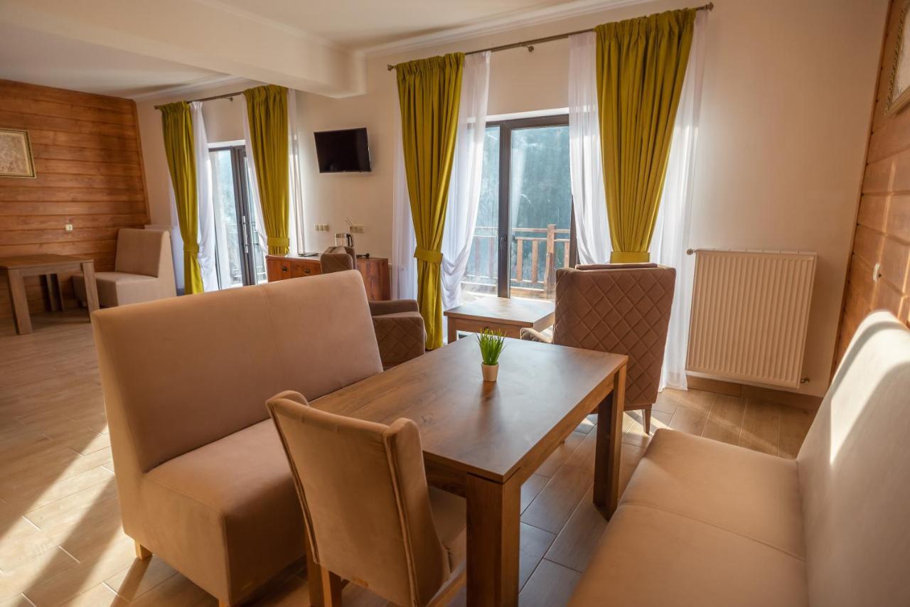 Residence Nesh Tatariv Kültér fotó